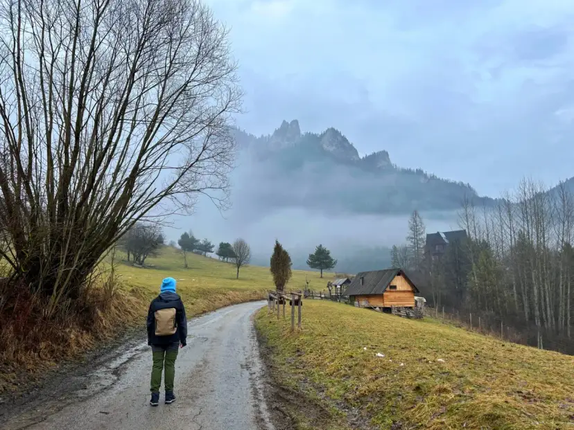 Droga przez Pieniny, gdzie są malownicze chatki i mgliste szczyty.
