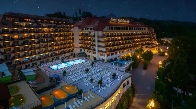 Hotel Gołębiewski w Wiśle, z basenami i leżakami, nocą. Ile lat ma hotel Gołębiewski w Wiśle?