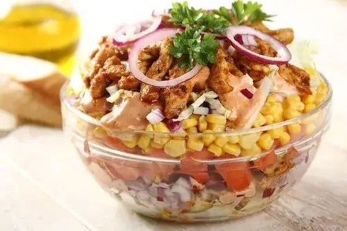 Sałatka gyros: Składniki, sosy i sekrety idealnego smaku