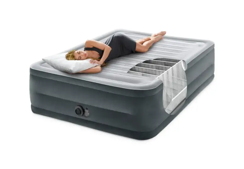 Kobieta śpi na materacu samopompującym. Widoczny przekrój ukazuje jego konstrukcję. Dowiedz się, jak napompować materac samopompujący.