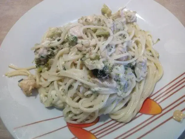 Szybkie spaghetti z brokułami i kurczakiem - pyszny przepis na obiad