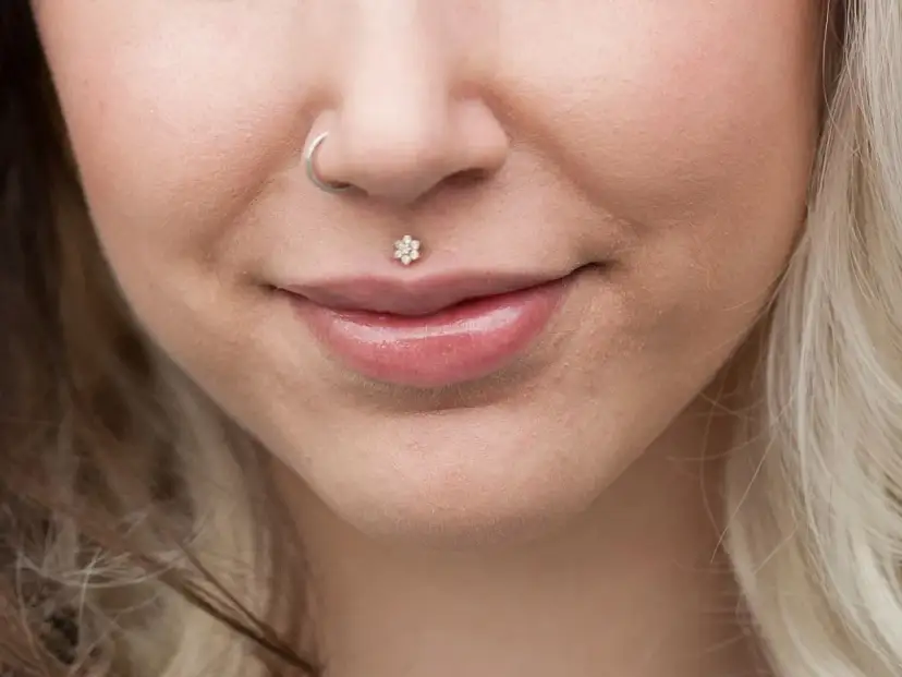 Czym czyścić kolczyk, aby uniknąć podrażnień i wspierać gojenie