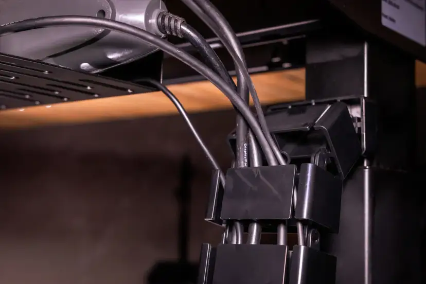 Jak uporządkować kable i zyskać więcej miejsca w swoim biurze