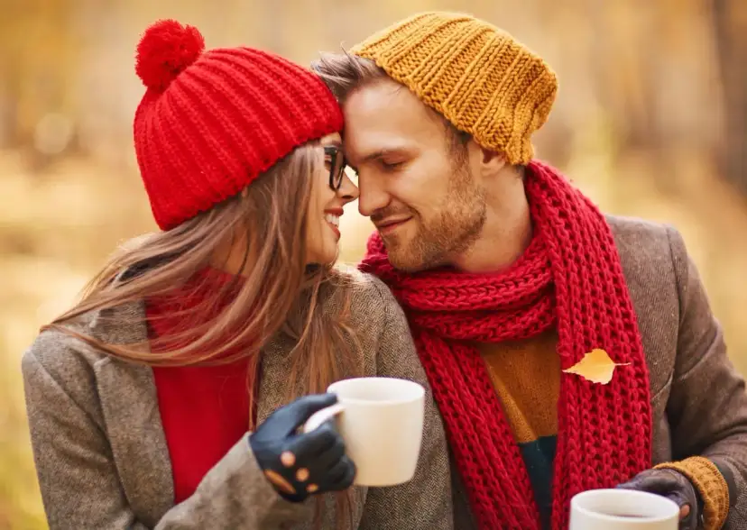 Para w jesiennych czapkach i szalikach, z kubkami w dłoniach, czuje tęsknotę za kimś, z kim nie można być.