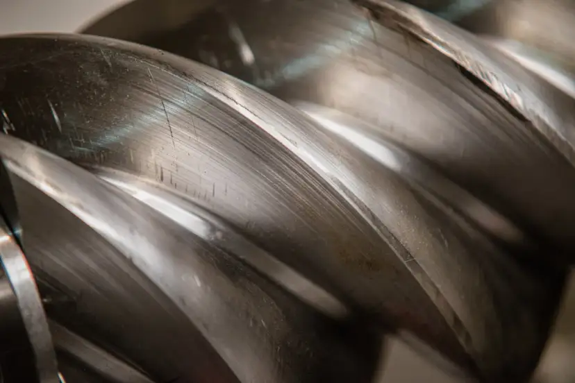 Metalowe śruby kompresora, tworzące przestrzeń do wytworzenia podciśnienia a próżni.