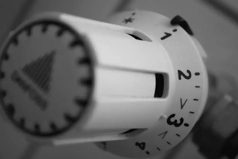 Histereza kotła na pellet: Jak ustawić dla oszczędności i komfortu?