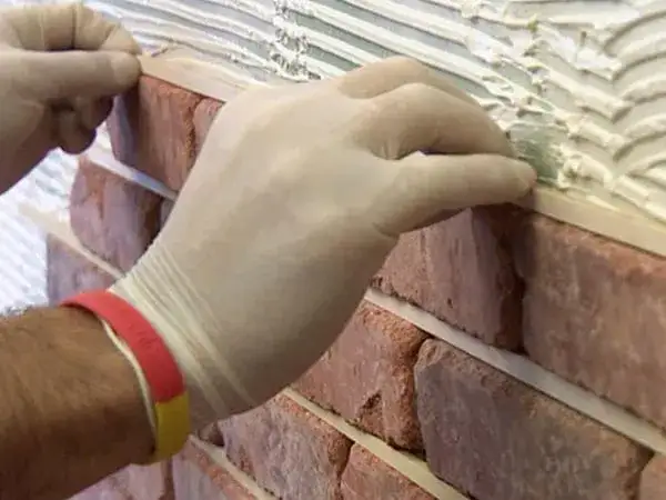 Na co kleić cegłę dekoracyjną? Sprawdź najlepsze kleje i techniki