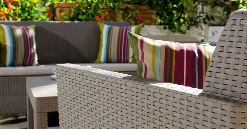 Jak wyprać poduszki ogrodowe, aby uniknąć zniszczenia materiału