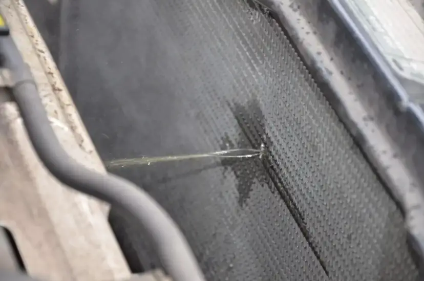 Uszkodzona chłodnica objawy: Jak je rozpoznać i uniknąć kosztów naprawy