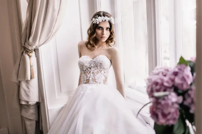 Suknia ślubna: dekolty, które zjawiskowo podkreślą mały biust