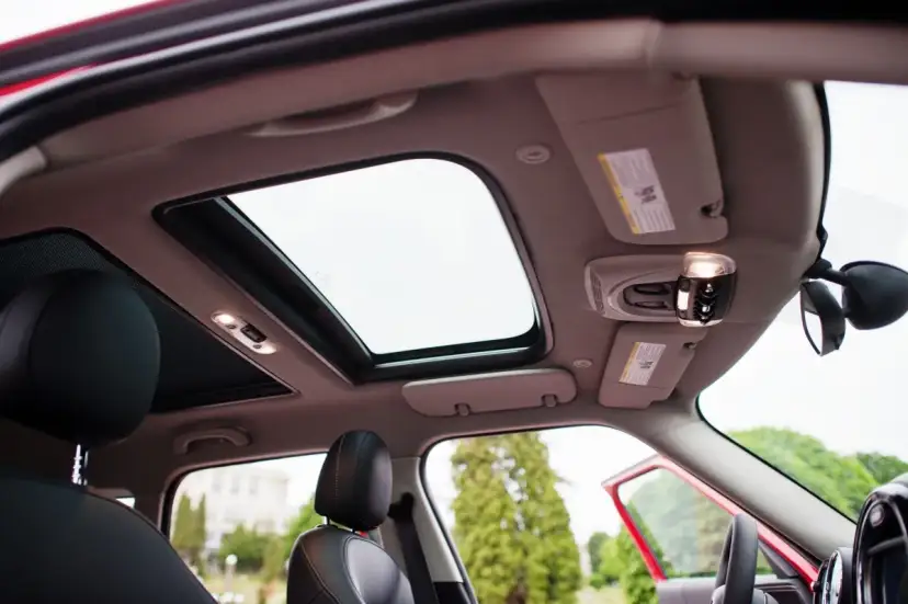 Dach panoramiczny w samochodzie: zalety, wady i co warto wiedzieć