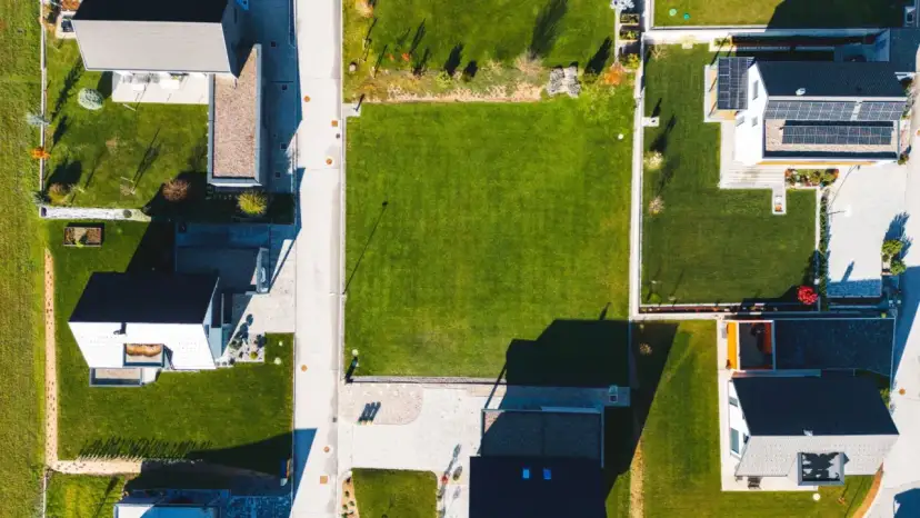 Co można postawić w granicy działki? Sprawdź, zanim zaczniesz budować