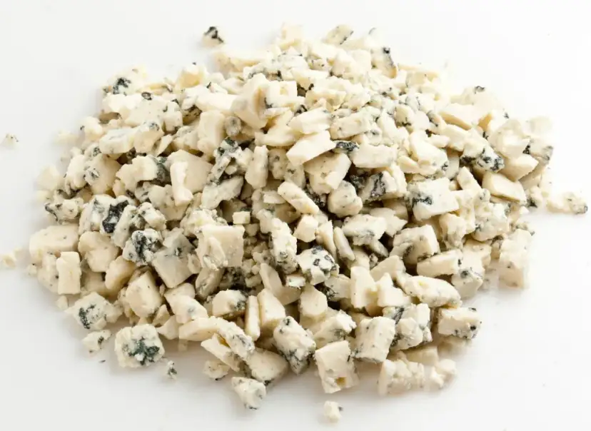 Pokruszony ser gorgonzola, idealny do sałatek, sosów i jako dodatek do pizzy. Z czym podawać? Z gruszką, orzechami, miodem.