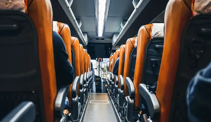 Ile za km autokarem? Poznaj ukryte koszty wynajmu w Polsce