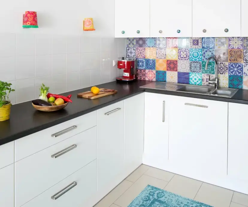 Jak odnowić kafelki w kuchni tanio i skutecznie bez remontu