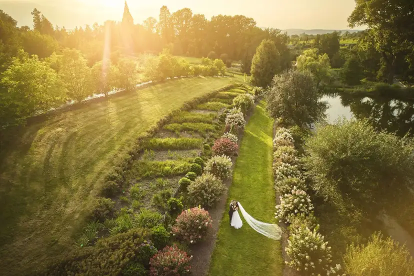 Para młoda w ogrodzie w złotym świetle zachodzącego słońca.