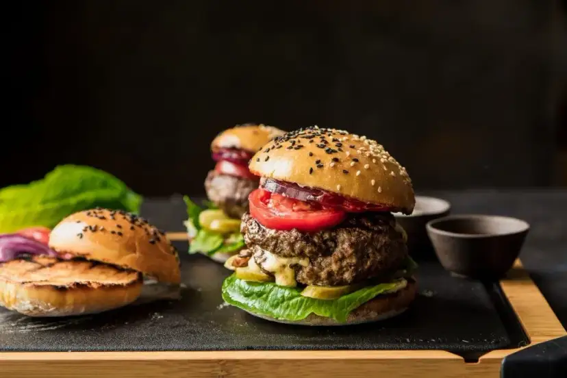 Soczysty hamburger z grilla: Przepis i sekrety idealnego burgera