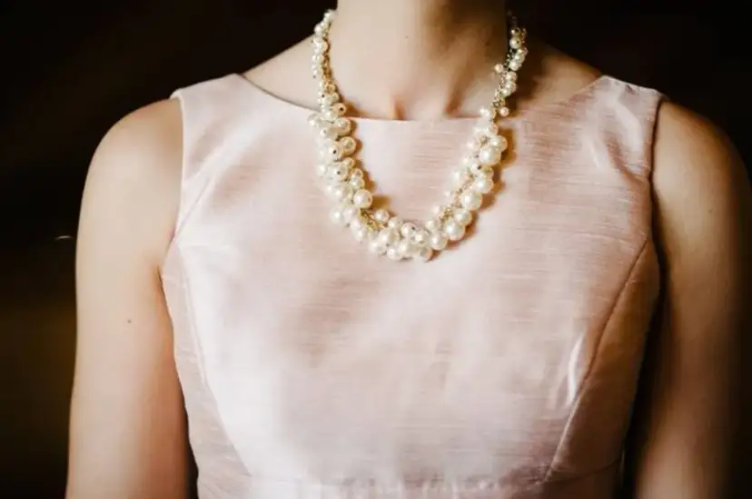 Jaki naszyjnik do dekoltu? Odkryj idealne dopasowanie dla siebie