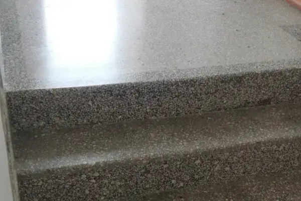 Czym pokryć schody z lastryko, aby uniknąć kosztownych napraw?