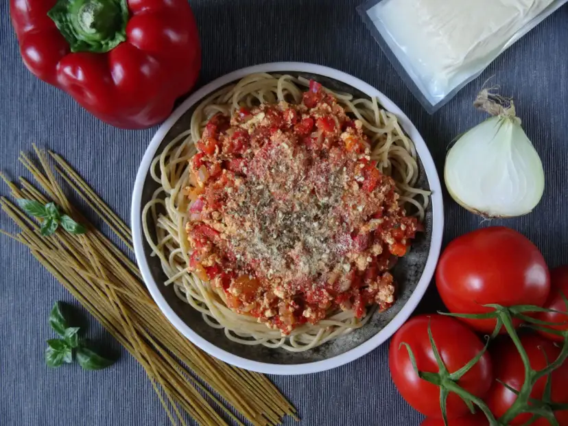 Pyszne spaghetti wegetariańskie z tofu, które zachwyci każdego smakosza