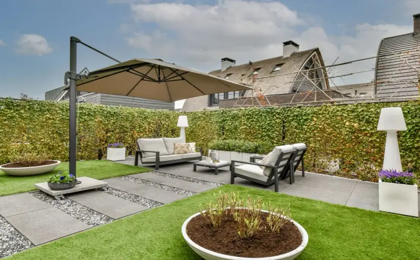 Jak zagospodarować nierówny teren wokół domu, aby uniknąć problemów?