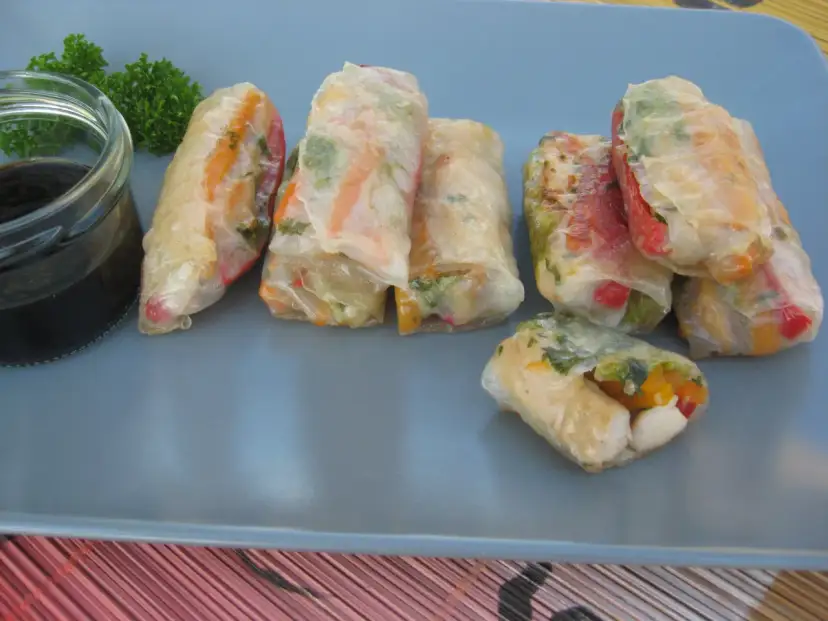 Świeże sajgonki z warzywami zawinięte w papier ryżowy. Idealne do dipów, świetne przepisy na papier ryżowy.