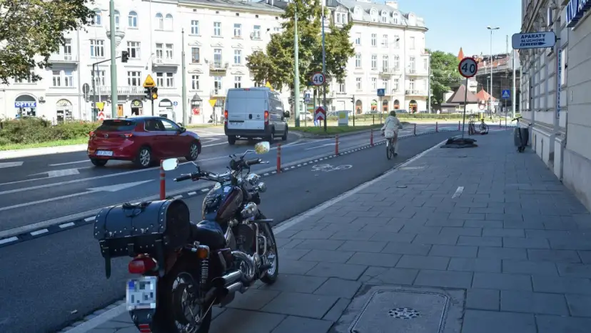 Czy można pchać motor po chodniku? Sprawdź przepisy i zasady bezpieczeństwa