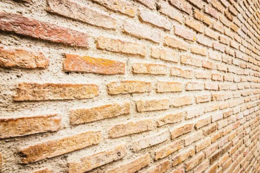 Z czego robi się cegły? Odkryj sekrety ich produkcji i składników
