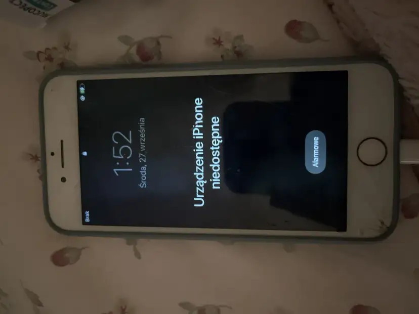 iPhone 7 z komunikatem "Urządzenie iPhone niedostępne" na ekranie blokady.