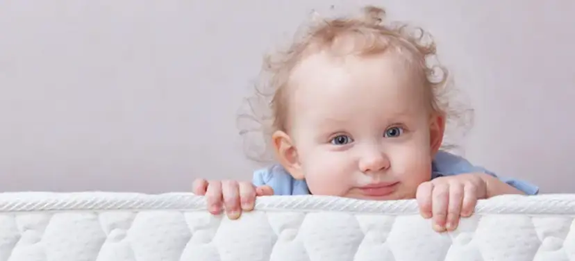 Jak wybrać materac do łóżeczka, aby zapewnić dziecku bezpieczeństwo?