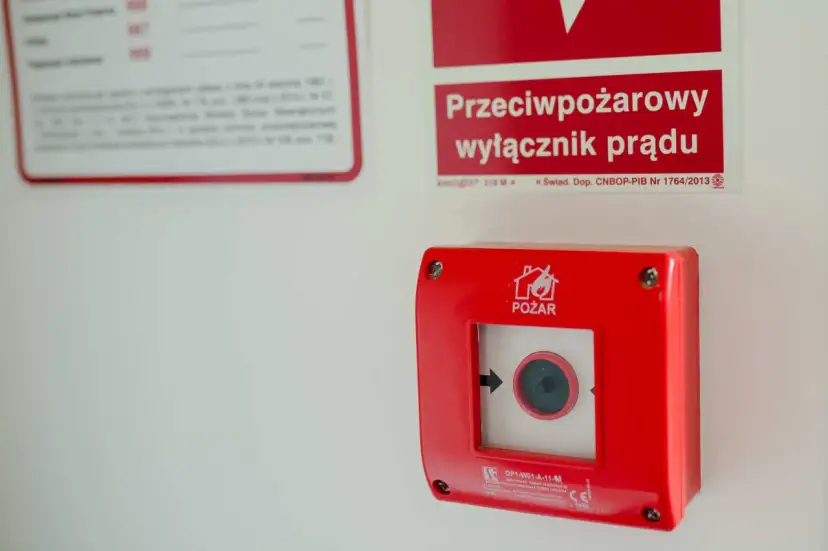 Kiedy wymagany jest przeciwpożarowy wyłącznik prądu w budynkach?