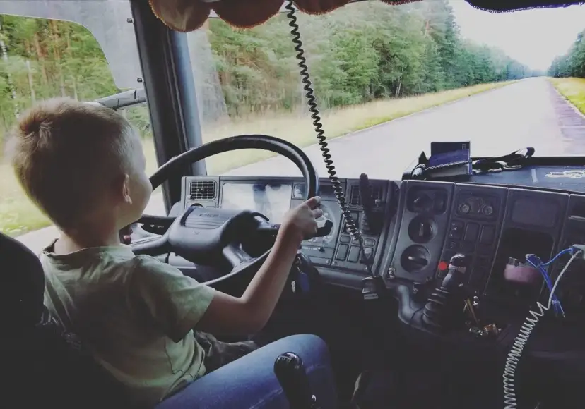 Czy kierowca tira może zabrać pasażera? Przepisy i konsekwencje