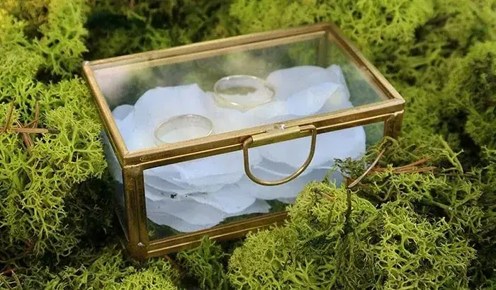 Czym wypełnić pudełko na obrączki? Odkryj piękne i oryginalne pomysły