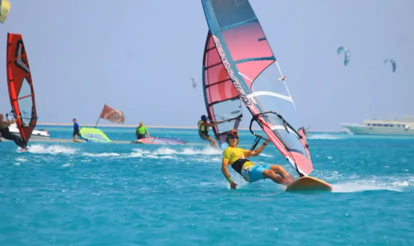 Ile trwa nauka windsurfingu? Opanuj podstawy w tydzień!