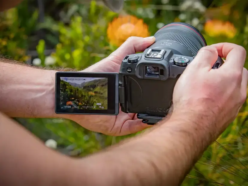 Canon pełna klatka 2026: Lustrzanka czy bezlusterkowiec? Wybierz mądrze.