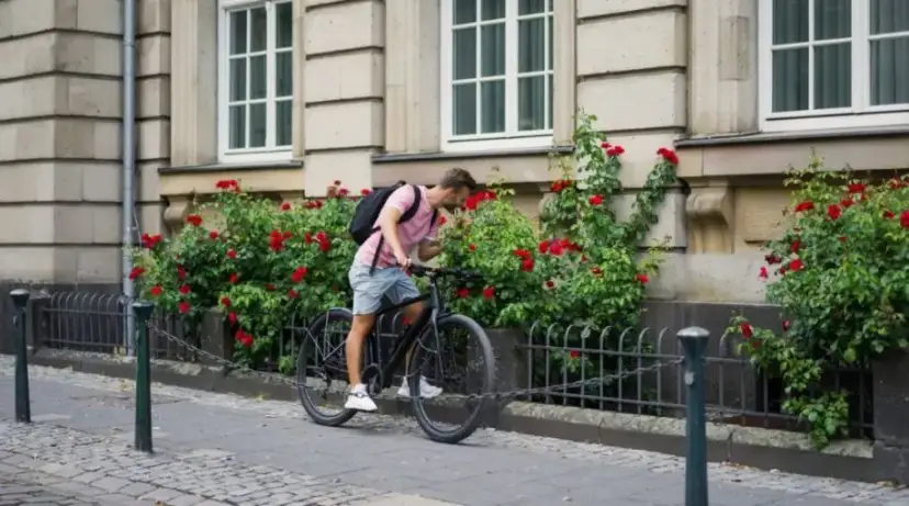 Kiedy można jechać po chodniku rowerem? Poznaj przepisy i wyjątki