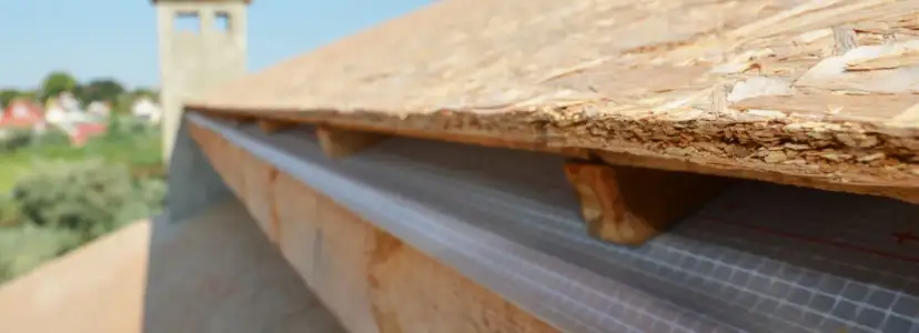 Czym pokryć dach z płyty OSB, aby uniknąć kosztownych napraw?