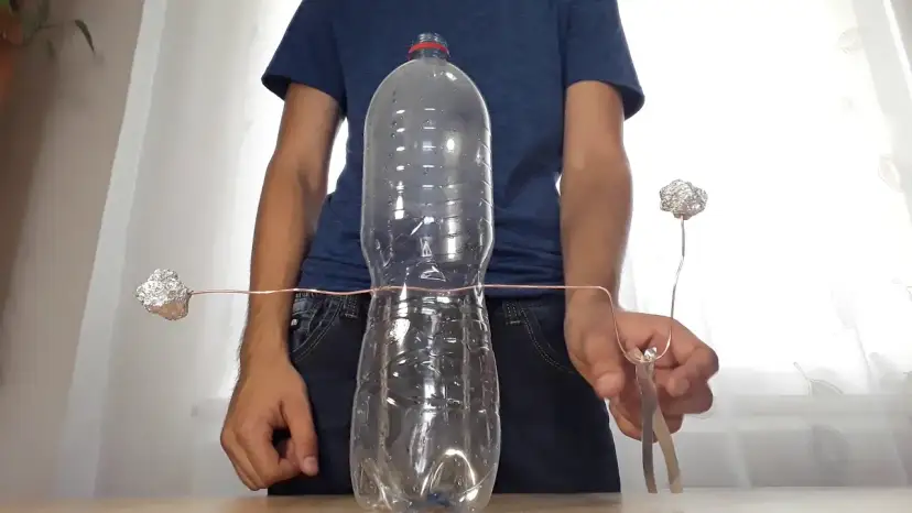 Jak zrobić elektroskop z butelki? Zbuduj i odkryj fizykę!