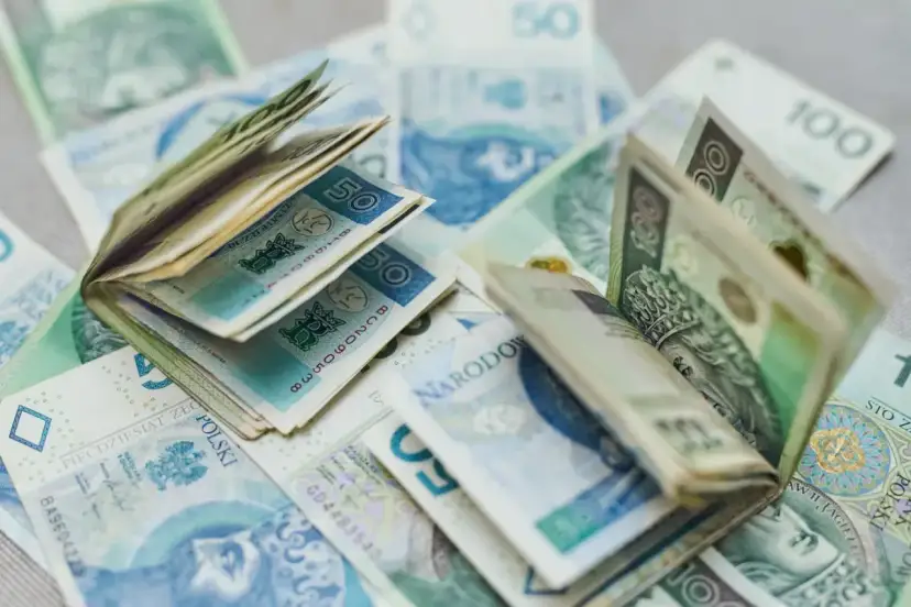 Koperta z pieniędzmi, polskie banknoty 50 i 100 zł. Fundusz sołecki może być przeznaczony na wiele inwestycji w Twojej miejscowości.