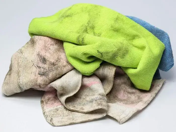 Skuteczne sposoby na to, czym zmyć smar ze spodni bez uszkodzeń