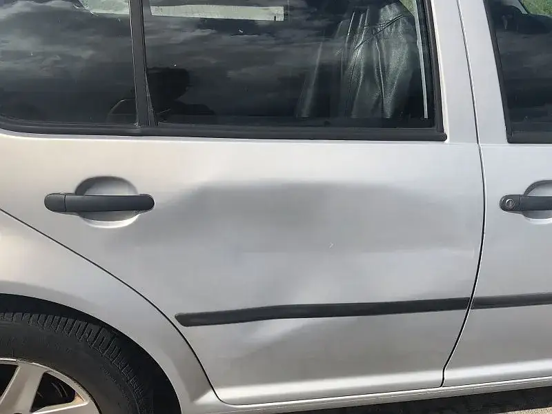 Wgniecione drzwi: naprawa czy wymiana? Kluczowe czynniki decyzji