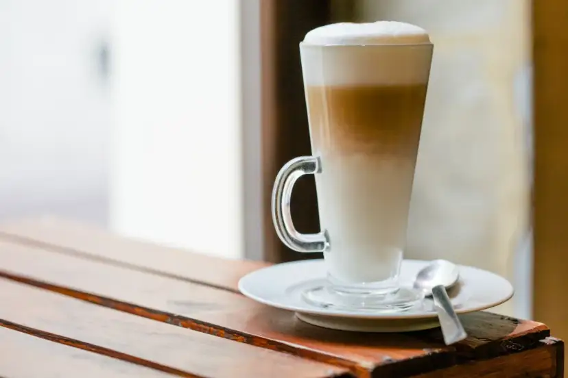 Czy kawa z mlekiem roślinnym jest zdrowa? Odkryj ukryte zagrożenia