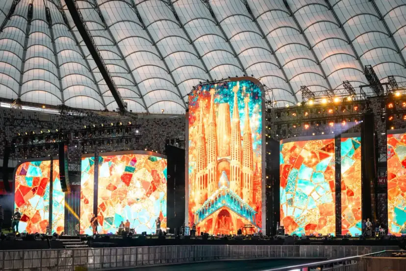 Wielkie ekrany rozświetlają stadion, tworząc barwną mozaikę. To roztanczony narodowy transmisja, gdzie sztuka i muzyka łączą się w widowiskowym spektaklu.