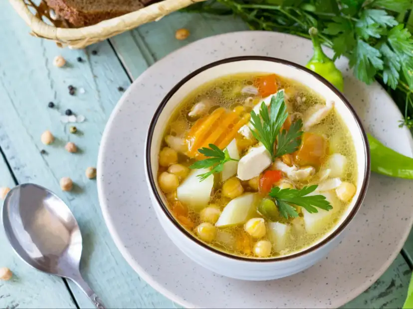 Rosół z wczoraj? Nie marnuj! 7+ pomysłów na nowe zupy