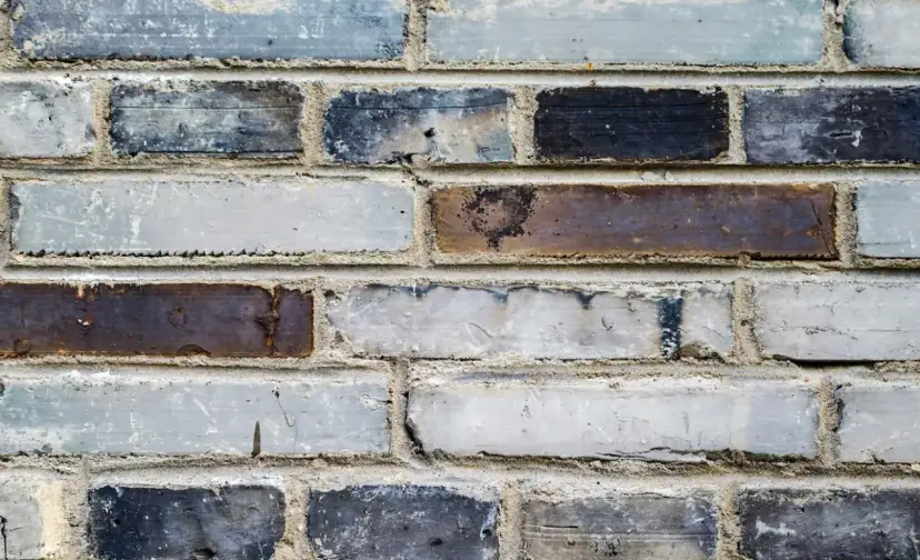 Jak usunąć plamy na ścianie z komina - sprawdzone metody i porady