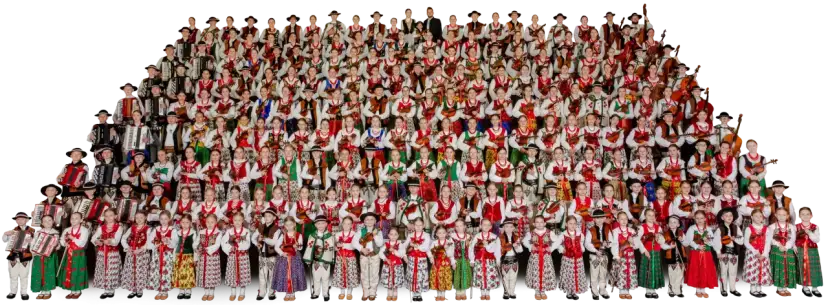 Wielka grupa dzieci i młodzieży w strojach ludowych, grających na akordeonach i skrzypcach. To piękna prezentacja muzyki ludowej Mazowsza.