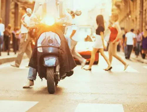 Czy skuterem można jeździć po chodniku? Sprawdź ważne przepisy