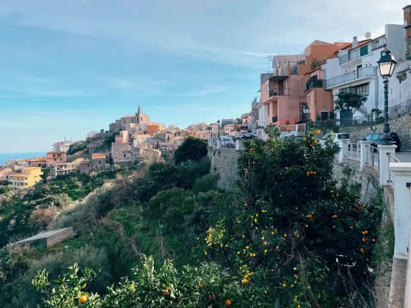 Sycylia w listopadzie: słońce, pomarańcze na drzewach i urokliwe miasteczko na wzgórzu.