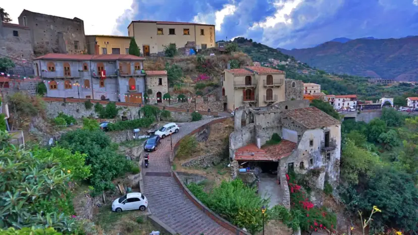 Malownicze miasteczko na Sycylii, gdzie kręcono sceny do "Ojca Chrzestnego". Wąskie uliczki, stare kamienne domy i zieleń tworzą niepowtarzalny klimat.