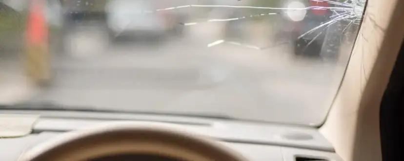 Pęknięta szyba w aucie: Mandat, przegląd, ubezpieczenie co musisz wiedzieć?